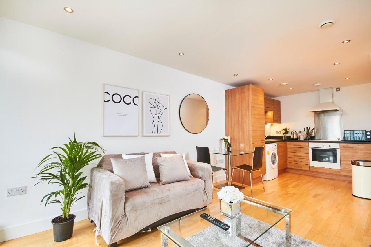 Deluxe Leeds City Centre Apt With Free Parking No Balcony Exterior photo
